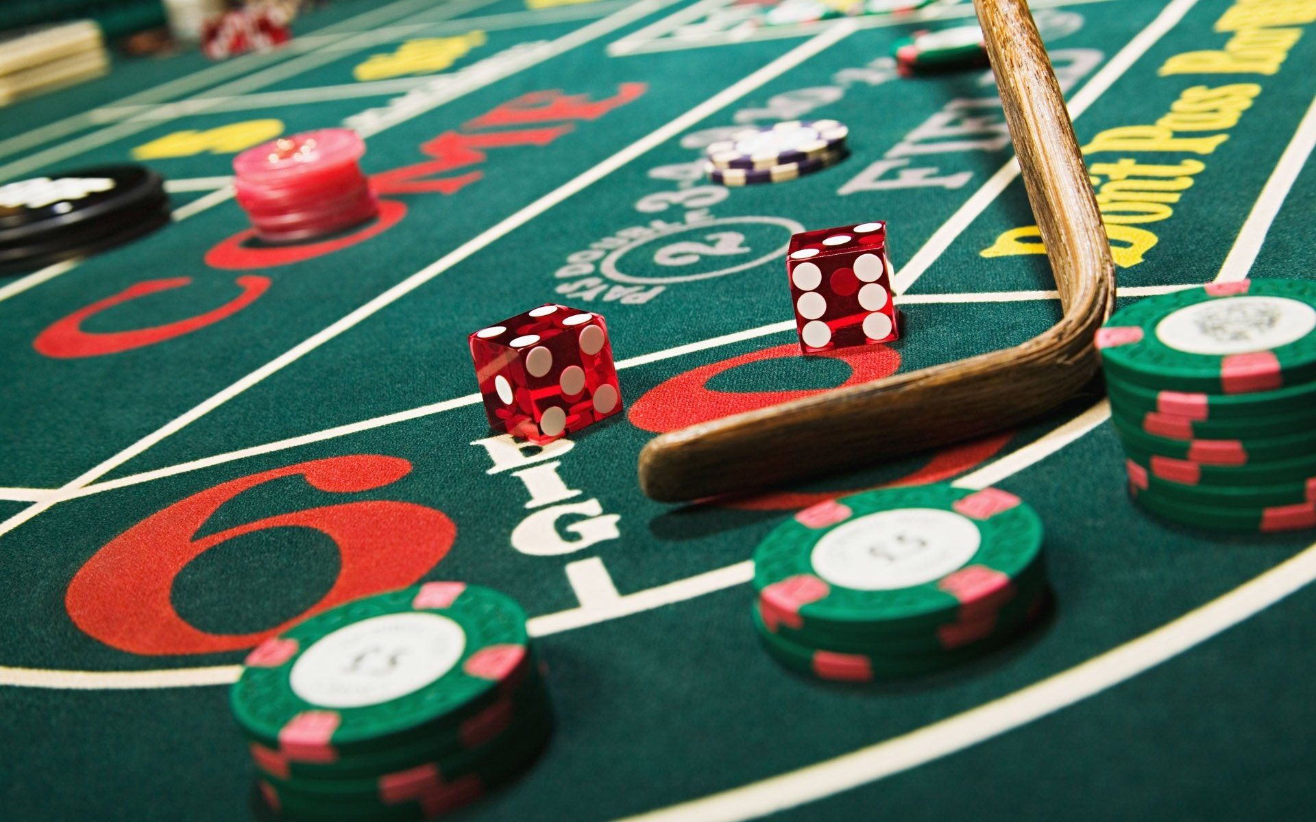 People can earn large sums of money playing slot online